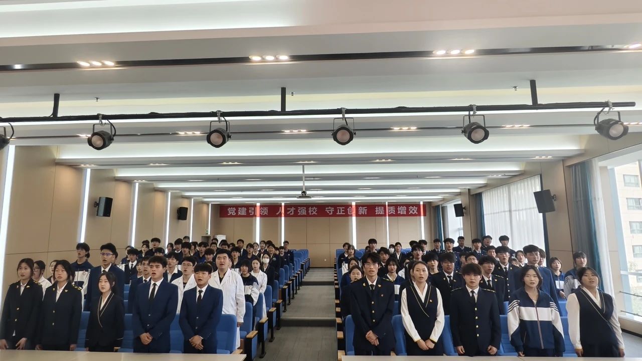 青春心向党 团徽耀征程
